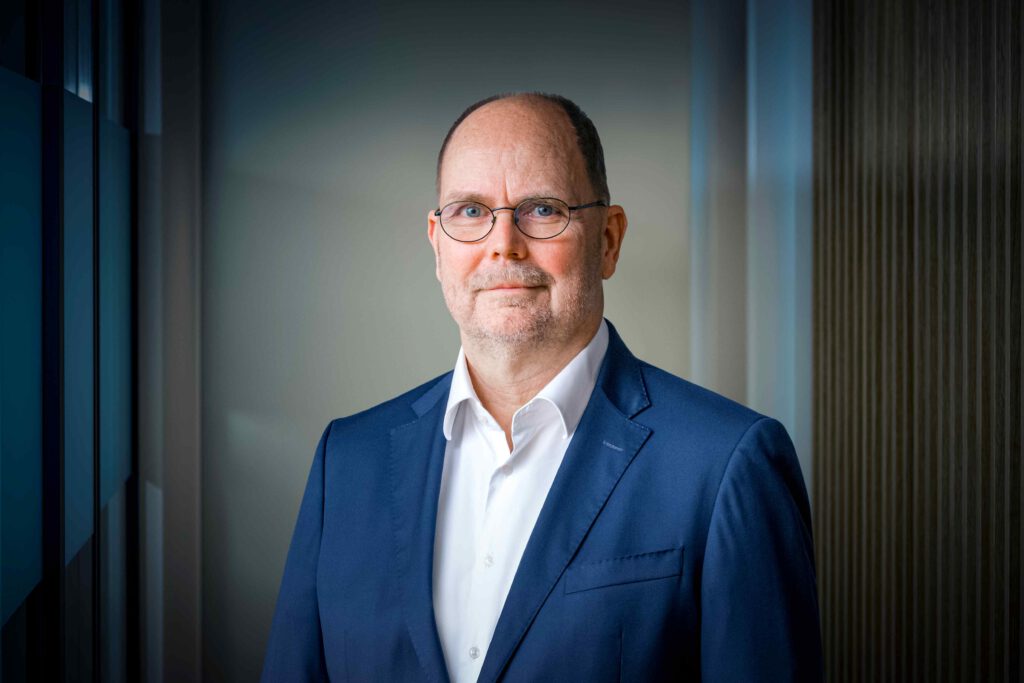 Klaus Hoffmann, lächelt in die Kamera