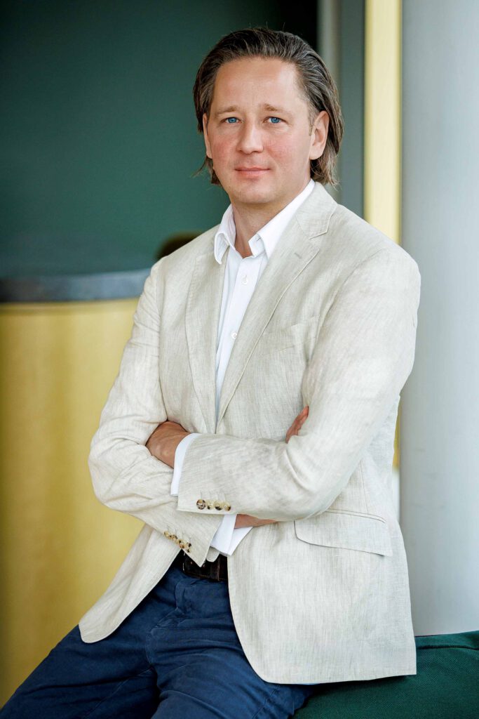 Simon Cramer, Managing Director bei VALUES, lächelt in die Kamera