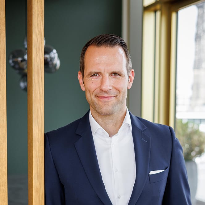 Nicky Georg Kisitzky, Partner bei VALUES, lächelt in die Kamera