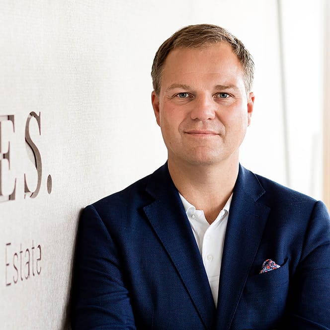 Thomas Oebbeke, Managing Partner bei VALUES, lächelt in die Kamera