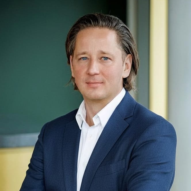 Simon Cramer, Managing Director bei VALUES, lächelt in die Kamera