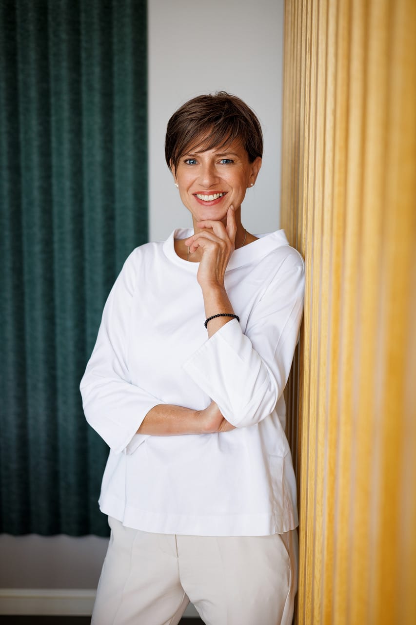 Susanne Lübke, Office Managerin bei VALUES, lächelt in die Kamera